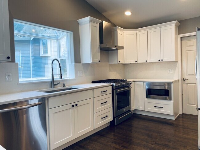 Foto del edificio - 5 Bedroom Craftsman - Home Great Schools - Cul-De-Sac - Pets Welcome