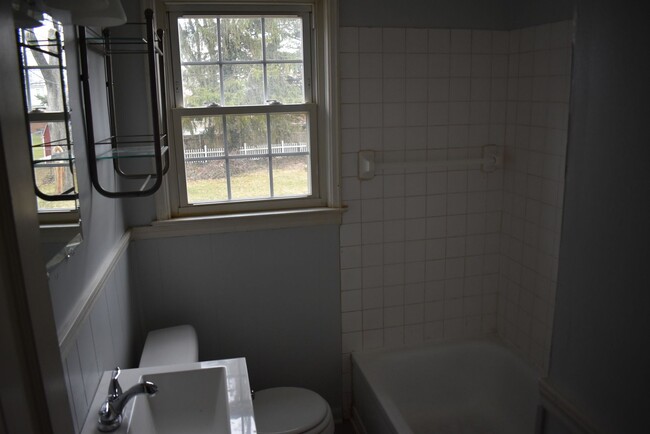 Building Photo - Charming 2 Bed, 1 Bath Gem: Your Dream Hom...