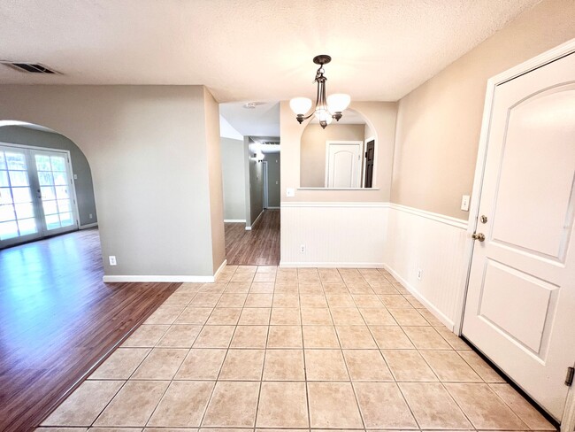 Foto del edificio - $2,195 Sierra & Clovis, 3 Bedroom - Paul A...