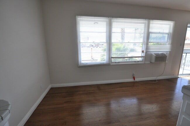 Building Photo - 10924 Camarillo St