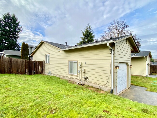 Building Photo - Updated 2BD/1BA Duplex in Desired Yelm Nei...