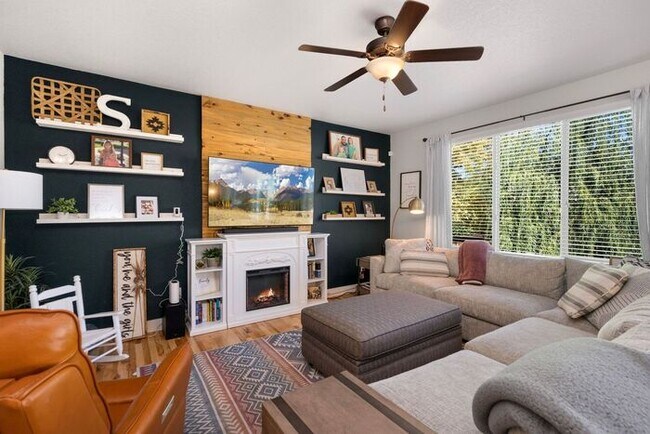 Building Photo - Stunning 5 Bed 3.5 Bath Home!