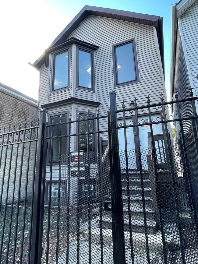 Photo - 1644 N California Ave Apartment