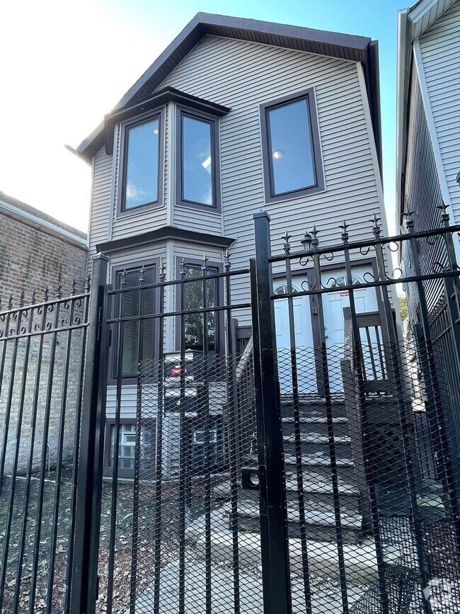 Building Photo - 1644 N California Ave