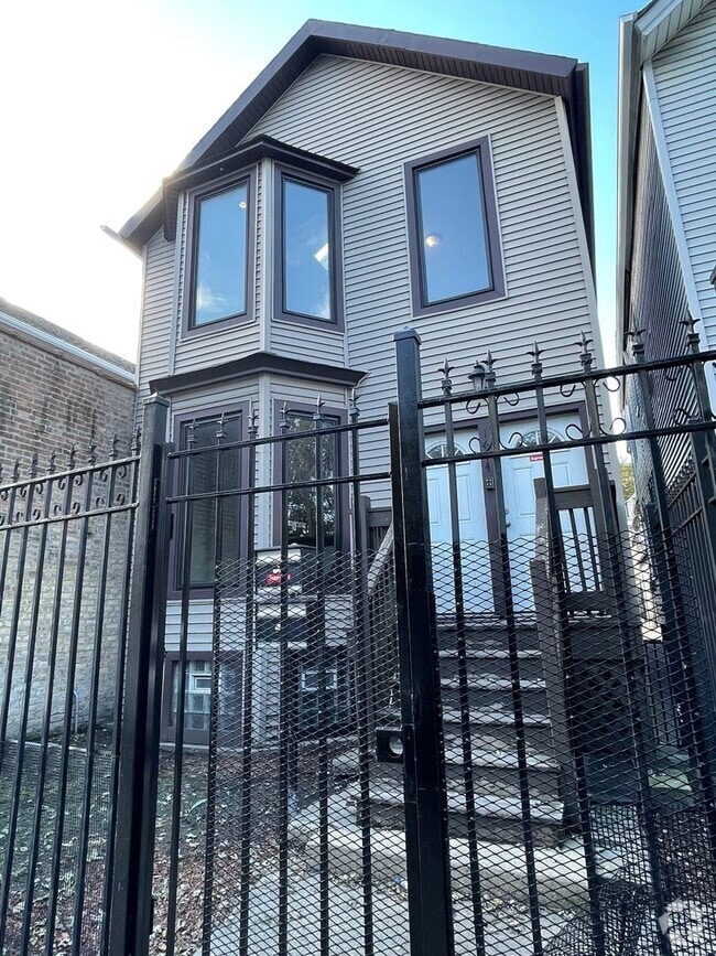 Building Photo - 1644 N California Ave