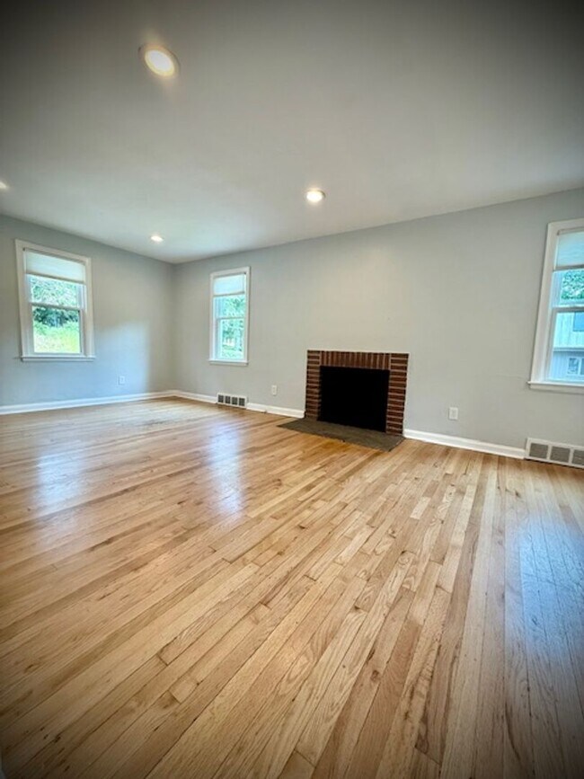 Foto del edificio - Updated, spacious 1 bedroom 1 bath located...