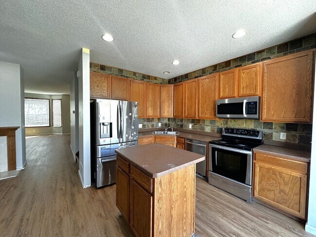 Foto del edificio - 13892 Ironstone Tr NW