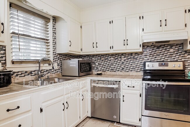Foto del edificio - 2501 Wood Valley Rd