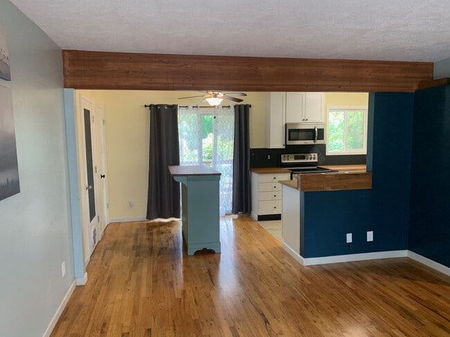 Building Photo - 4 Bedrooms, 2 Bathrooms, Daylight Ranch wi...