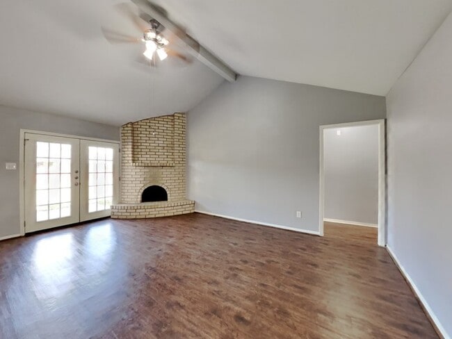 Building Photo - 722 E Brown Ln