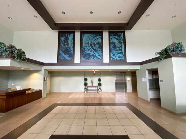 Lobby - 100 N Hermitage Ave