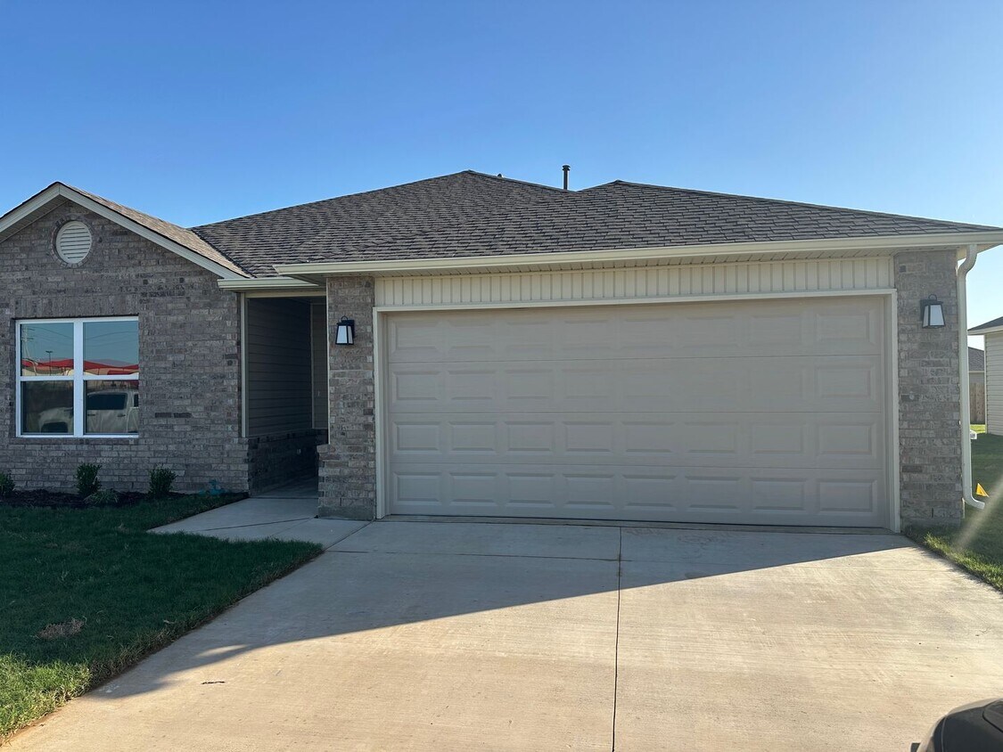 Foto principal - Brand-new 3 bedroom, 2 bath home located i...