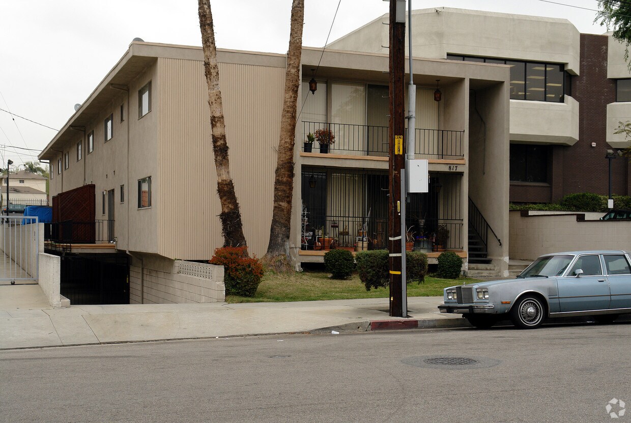 Building Photo - 817 E Nutwood St