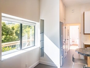 Building Photo - 988 Meadowsweet Dr