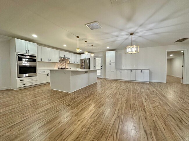 Foto del edificio - The Kind of Rental You Don’t Scroll Past | Pre-Leasing 4/3 Near LCU & TTU
