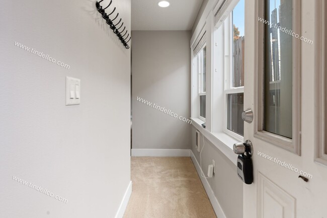 Building Photo - 1009-1