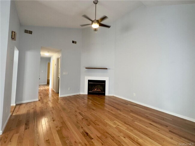 Foto del edificio - 2211 Whispering Hills Dr