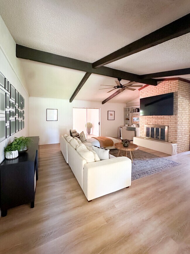 Building Photo - 635 Green Oak Dr