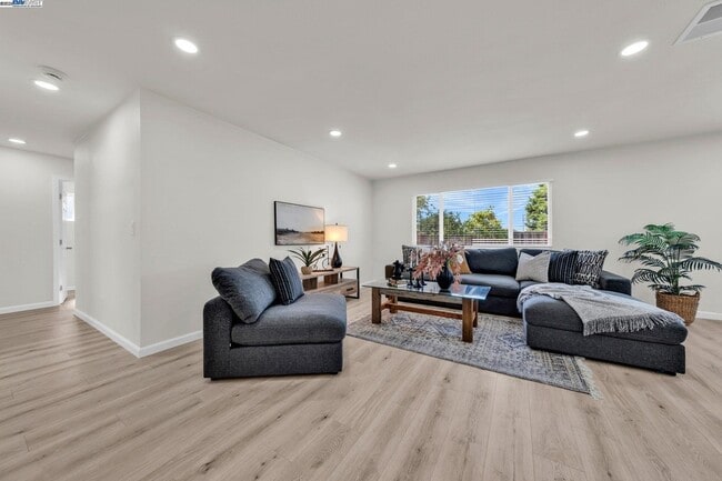 Building Photo - 1770 Tulip Ave