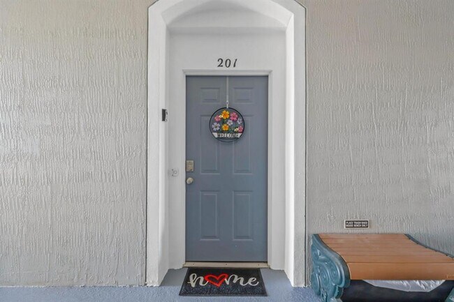 Foto del edificio - 2310 Silver Palm Dr