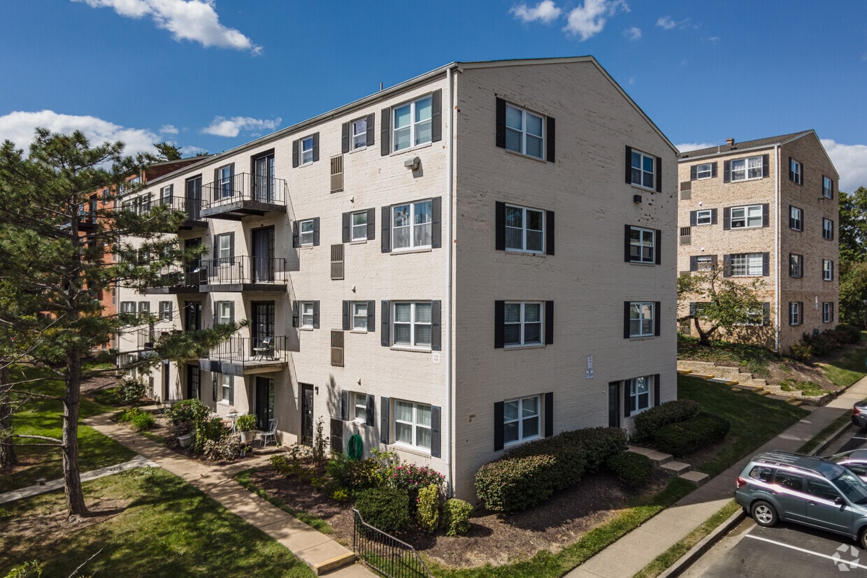 Mayflower Square Apartments in Alexandria, VA