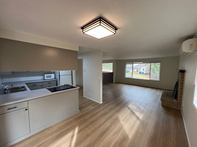 Building Photo - Charming 2 Bedroom/ 1 Bath Duplex Unit- Av...