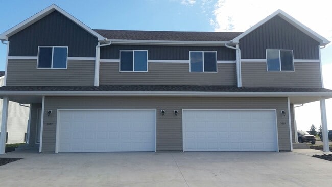 Building Photo - 3 Bed 3 Bath Twin Home