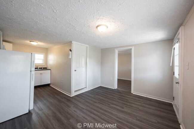 Foto del edificio - "Charming 1-Bedroom Retreat in Greenfield – Cozy 400 sqft Haven!"