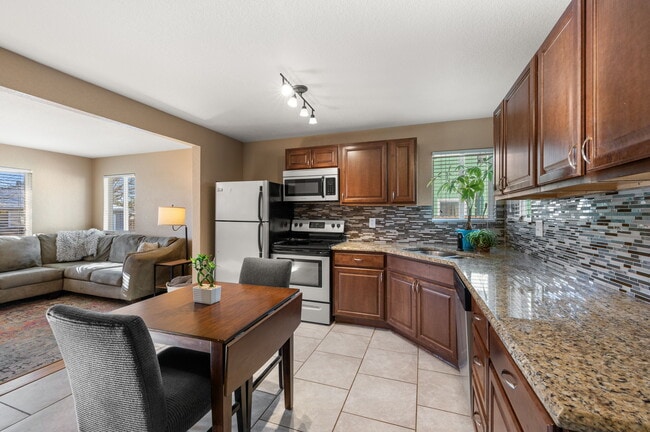 Building Photo - 136 E 5th Ave