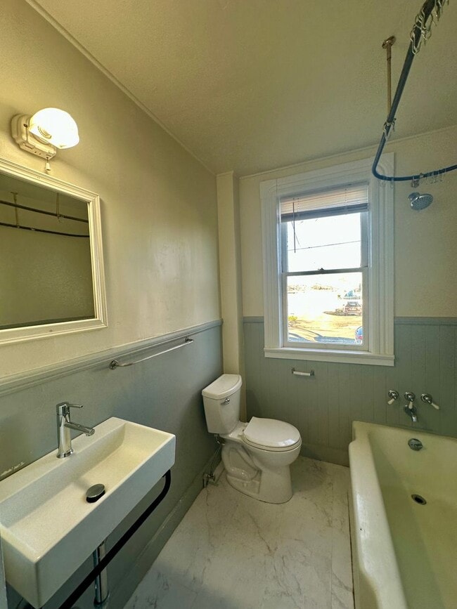 Building Photo - Temple Units