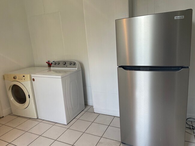 Lavadora y secadora en la cocina - 1230 Mandeville St