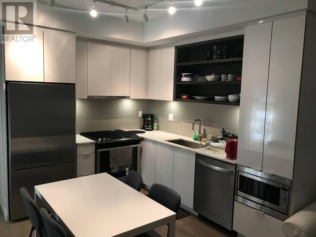 Photo du bâtiment - 725-725 Marine Dr
