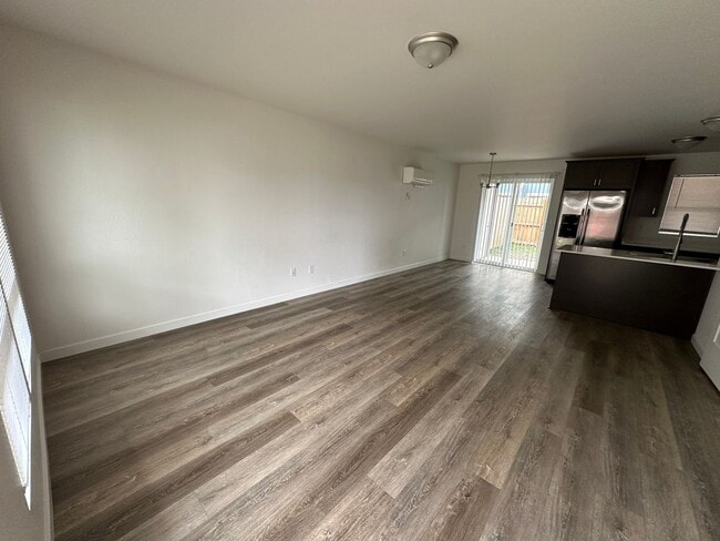 Building Photo - Beautifully Done Townhome in Phoenix Avail...