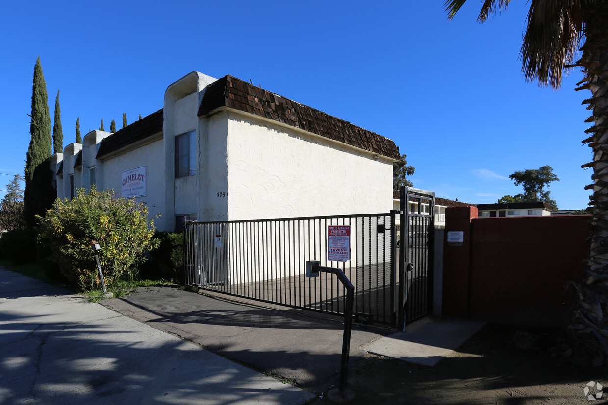 Building Photo - Camelot Apartments