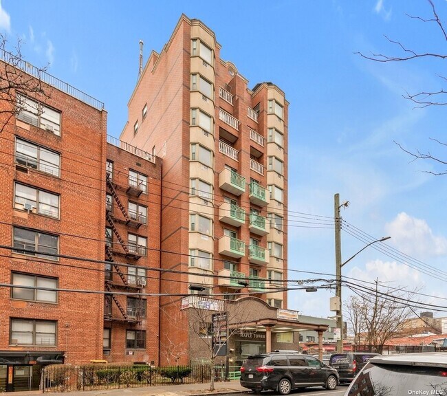 Foto del edificio - 134-43 Maple Ave
