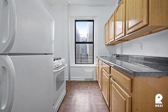 Building Photo - 603 Academy St