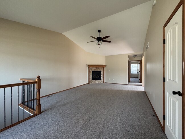 Building Photo - 415 Aaron Dr