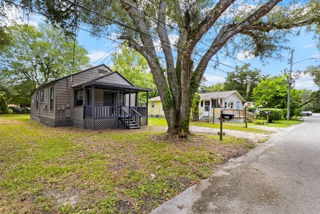 Building Photo - 3 bedroom with large yard $1525.00 ** Read...