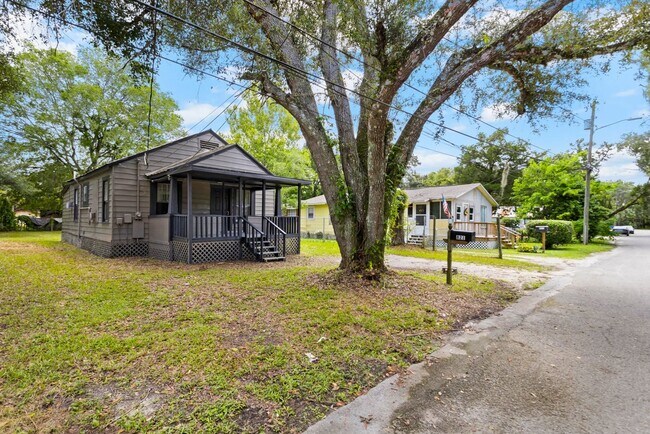 Foto del edificio - Spacious 3bdrm/1bath Home with large yard ...