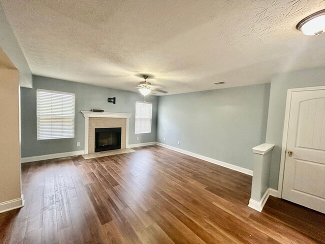 Photo - Large 4 Bed, 2.5 bath in Lexington! House