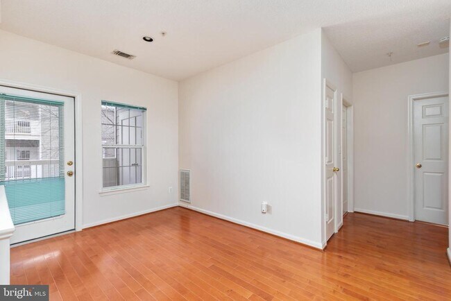 Foto del edificio - 1705 Lake Shore Crest Dr