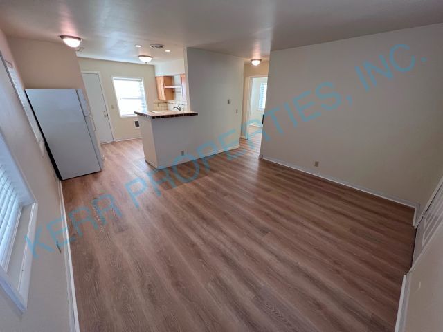 Foto del edificio - FREE RENT! Charming 2-Bed Duplex in Vibrant SE Portland – Cozy 660 Sq Ft Gem!