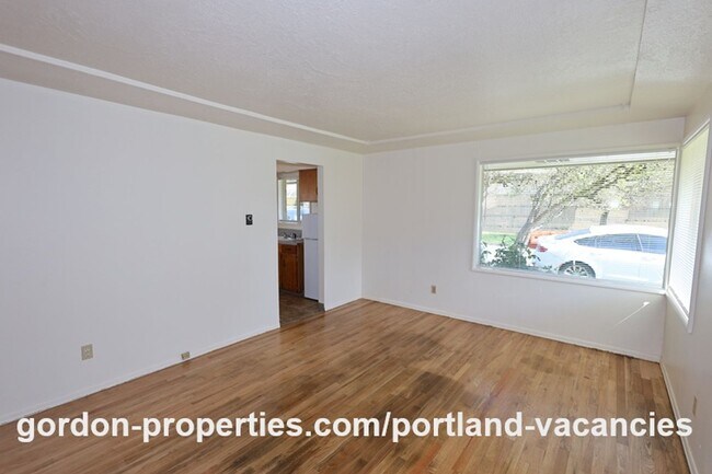 Building Photo - NE 65th Ave - End unit 1 bedroom apartment