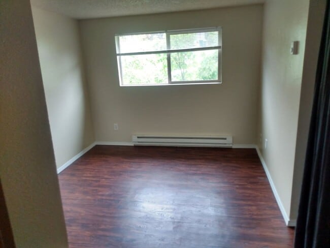 Building Photo - 2 bedroom, 1 bath upstairs apartment - Gra...