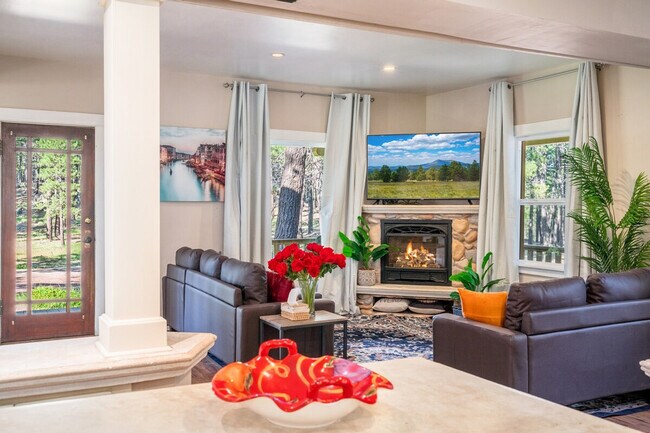 Foto del edificio - 4955 Hidden Hollow Rd