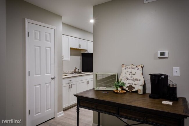 Building Photo - 1 br, 1 bath Apartment - 2320 Hamilton Ave
