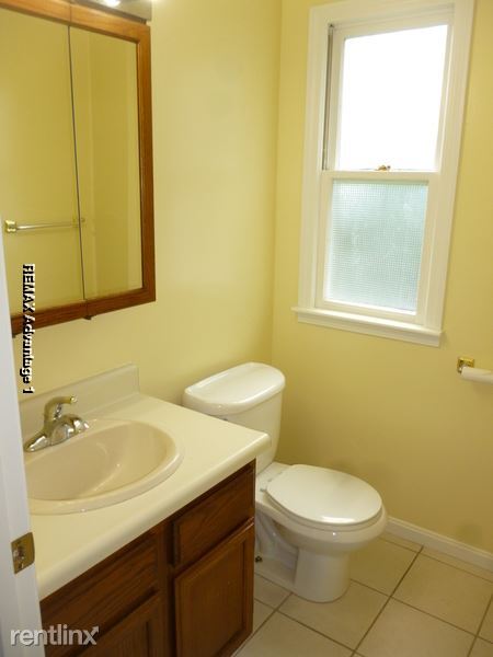 Building Photo - 3 br, 1.5 bath Townhome - 258 Massasoit Rd