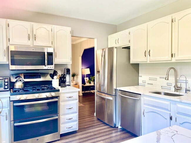 Building Photo - Amazing 4 Bedroom 2 Bathroom! Large Lot!  ...