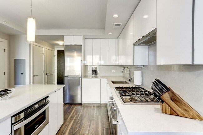 Foto del edificio - Stylish Logan Circle Condo with Premium Finishes & Unbeatable Location!
