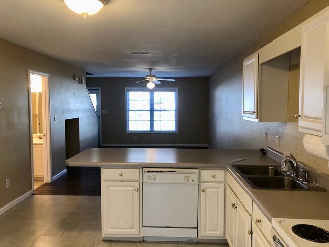 Sala de estar - 111 Heatherbrook Ct